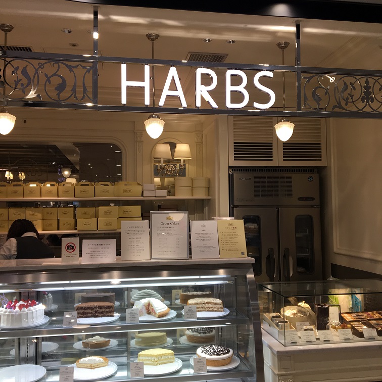 食べ歩き録 丸の内 丸ビル Harbs ハーブス のフルーツいっぱいミルクレープ 気ままにぶらぶら東京街歩き食べ歩き旅