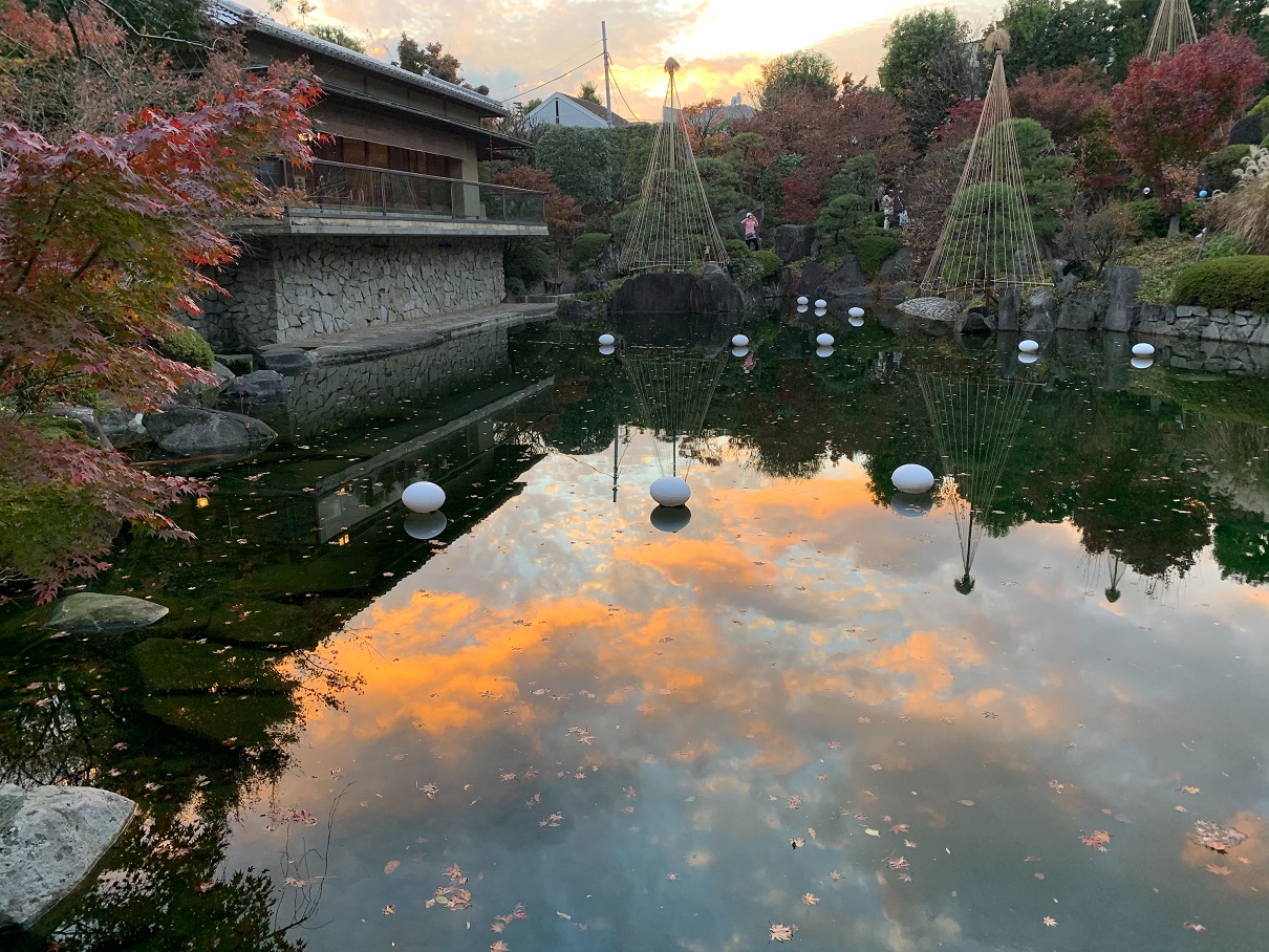 探訪録 豊島区 目白庭園 秋の庭園ライトアップと色鮮やかな紅葉 気ままにぶらぶら東京街歩き食べ歩き旅